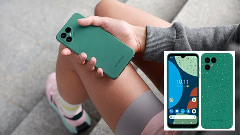 La main d'une jeune femme tenant un smartphone éthique et durable Fairphone 4